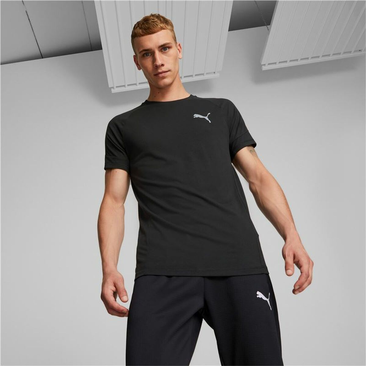 Das PUMA Evostripe Herren T-Shirt: Funktionalität trifft auf modernen Stil in klassischem Schwarz